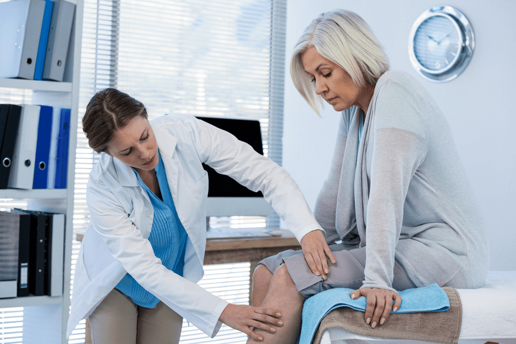 E Patient mat Arthrosis an Nout vun Therapie gëtt vun engem Dokter ënnersicht