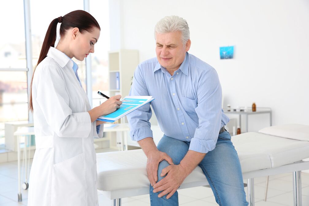 En Dokter schreift e Kurs vun der Behandlung fir e Patient fir Arthrosis vum Kniegelenk
